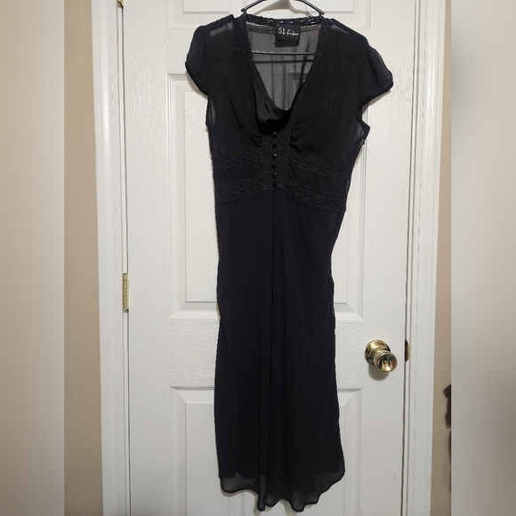 Elegant Black Evening Dress - Picture 1 of 8